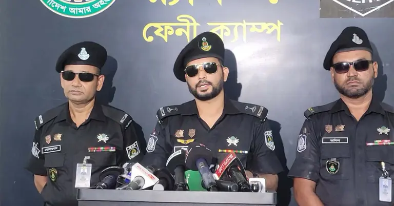 সংবাদ সম্মেলনে র‌্যাব সদস্যরা